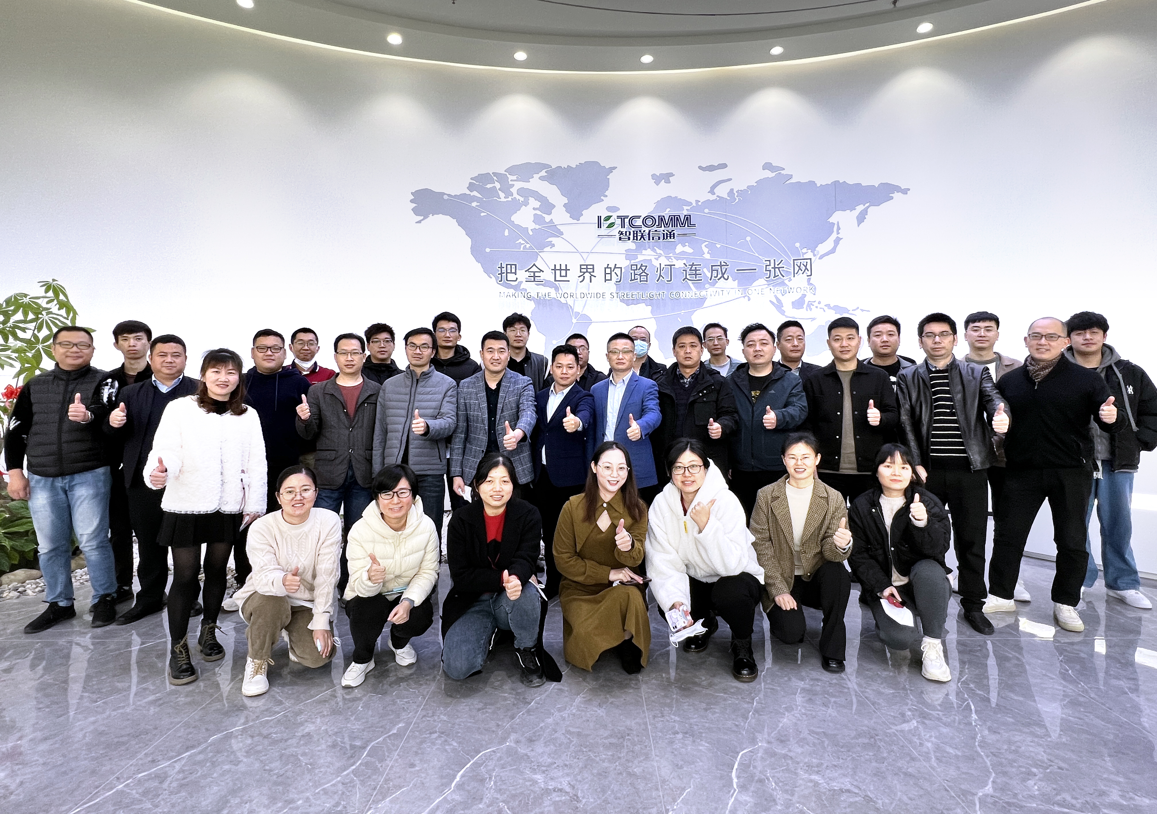 1674962456700389.jpg 營(yíng)銷中心合影2.jpg